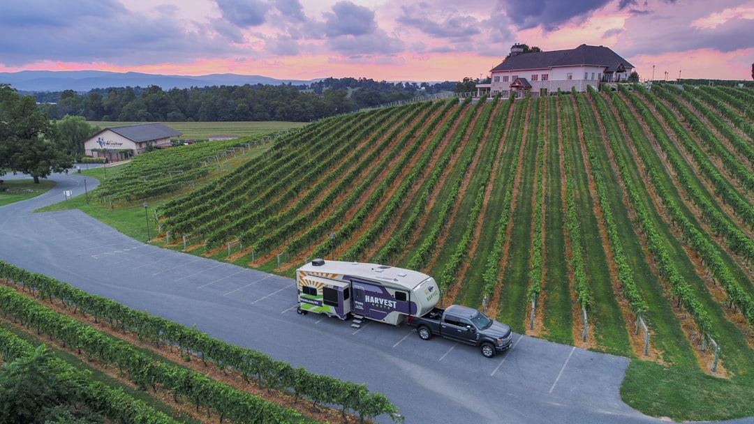 Travel Trailers vs Fifth Wheels: Which to Rent